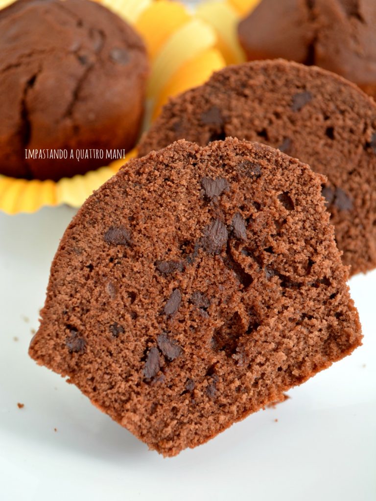 muffin al cacao amaro con gocce di cioccolato fondente